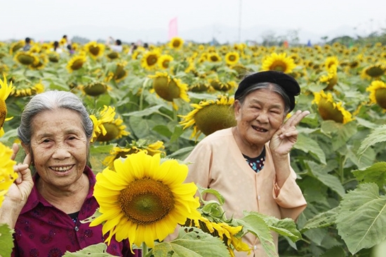 Dân mạng rần rần chia sẻ bộ ảnh kỷ niệm 60 năm tình bạn của 2 cụ bà 80 tuổi ở Nghệ An