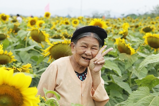 Dân mạng rần rần chia sẻ bộ ảnh kỷ niệm 60 năm tình bạn của 2 cụ bà 80 tuổi ở Nghệ An