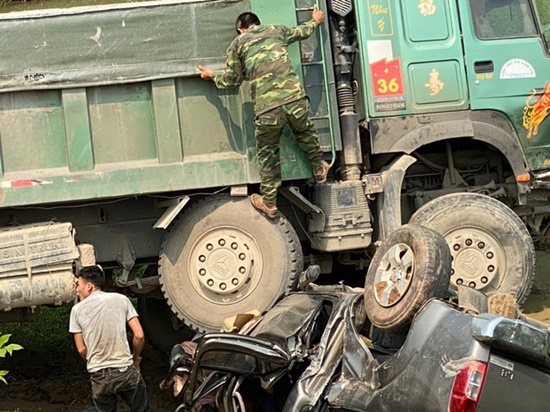 Xe bán tải bẹp dúm hoàn toàn sau cú va chạm mạnh với xe hổ vồ