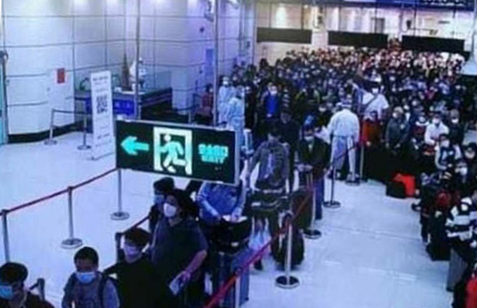 Người dân Trung Quốc ồ ạt về nước, xếp hàng đông nghịt tại sân bay