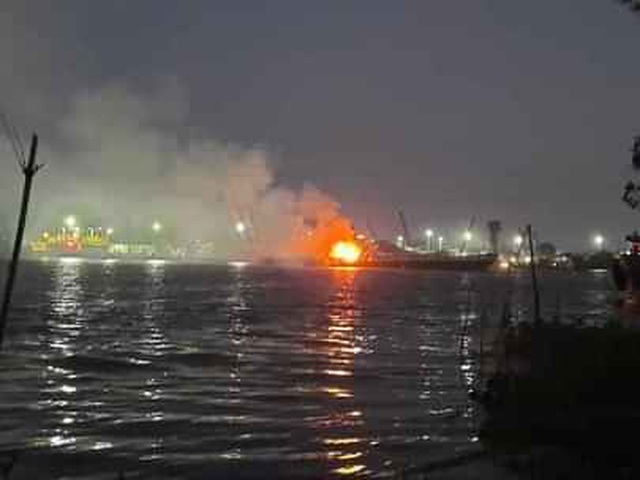 Đồng Nai: Tàu chở xăng bốc cháy, 2 người chết, một người mất tích