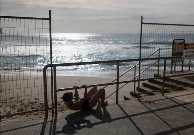 Người dân Australia vượt rào đi bơi, bất chấp lệnh phong tỏa bãi biển