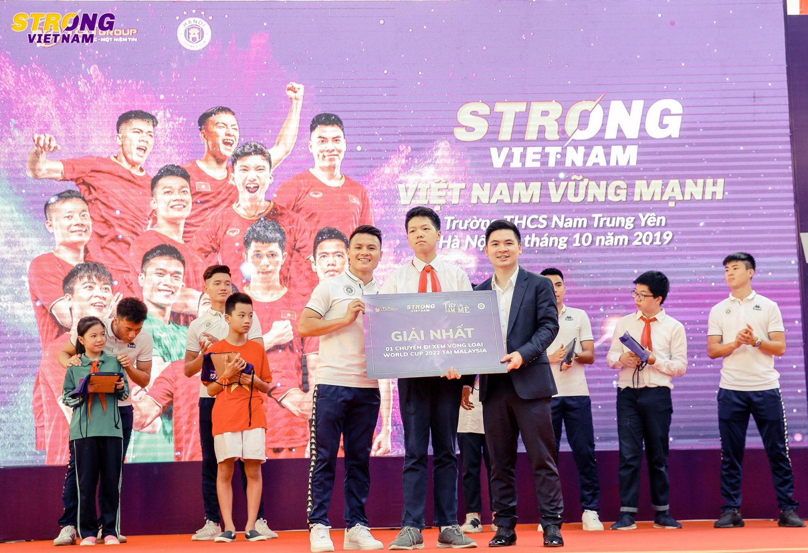 Cha con bầu Hiểu và CLB Hà Nội trao tặng các bệnh viện 4,5 tỷ đồng, nâng mức ủng hộ phòng chống Covid-19 lên trên 20 tỷ đồng