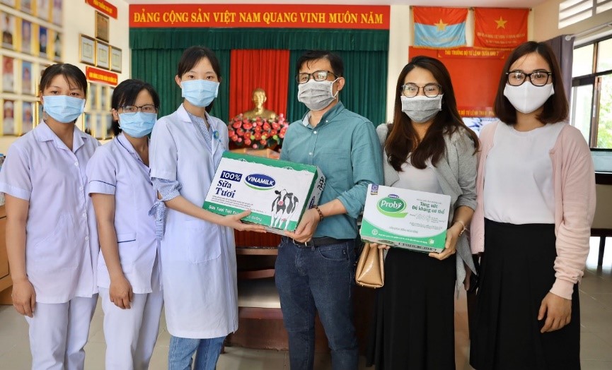 Vinamilk hỗ trợ 1 tỷ đồng tăng cường sản phẩm dinh dưỡng cho các y bác sĩ và bệnh nhân bệnh viện Bạch Mai
