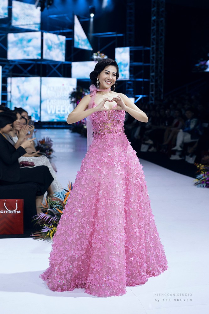 Váy Mai Phương từng mặc catwalk được bán đấu giá gây quỹ cho bé Lavie