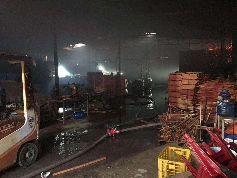 Bình Dương: Công ty gỗ bốc cháy lúc rạng sáng, nhiều vật liệu bị thiêu rụi