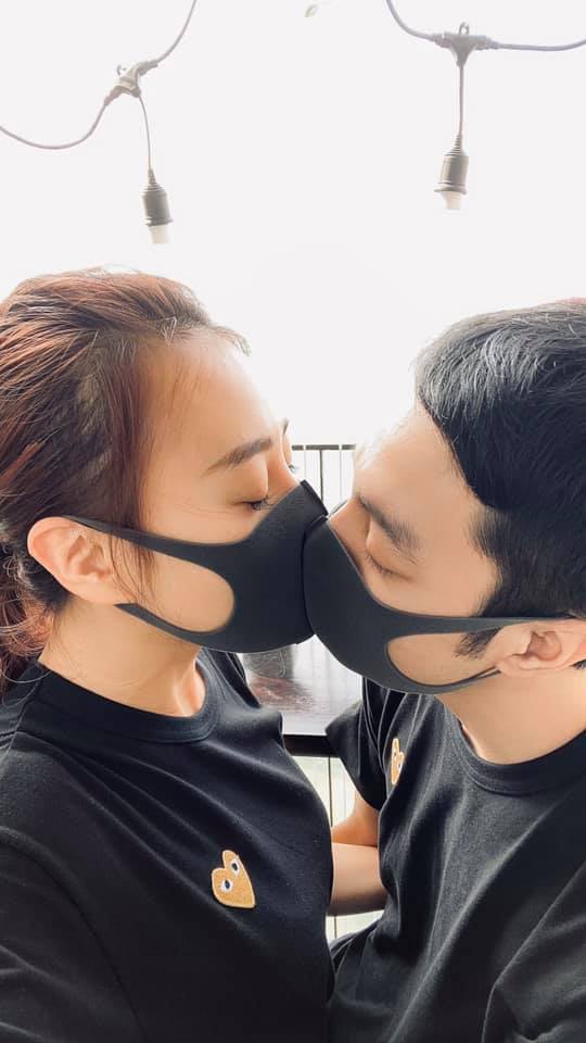 Phương Oanh khoe ảnh khóa môi ngọt ngào với bạn trai doanh nhân