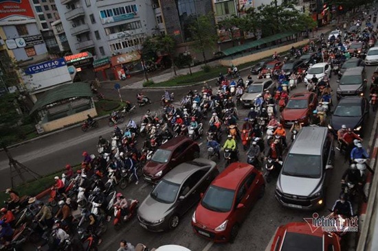 Hà Nội ngày đầu nới lỏng cách ly xã hội: Đường phố đông đúc, người dân hối hả đi làm dưới mưa
