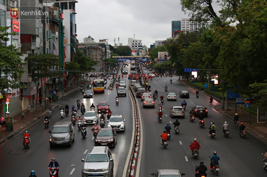 Hà Nội ngày đầu nới lỏng cách ly xã hội: Đường phố đông đúc, người dân hối hả đi làm dưới mưa