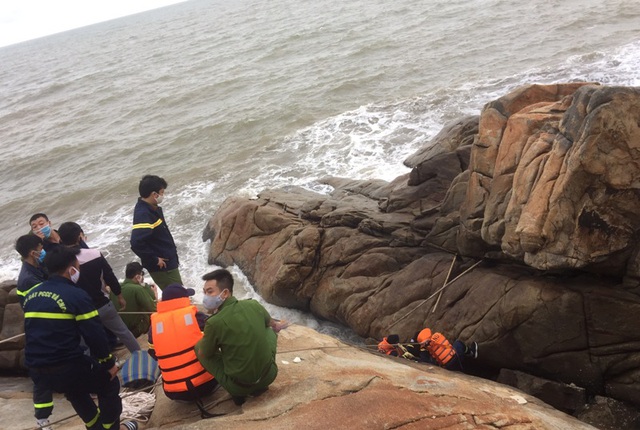 Phát hiện thi thể đang phân hủy mắc kẹt dưới khe đá tại bãi biển Sầm Sơn