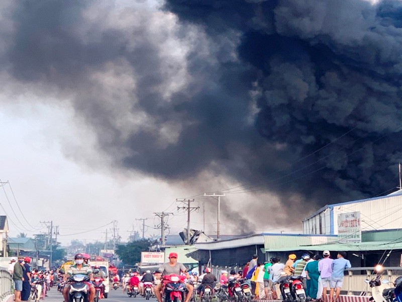 Cháy lớn tại công ty sản xuất bao bì ở Tiền Giang