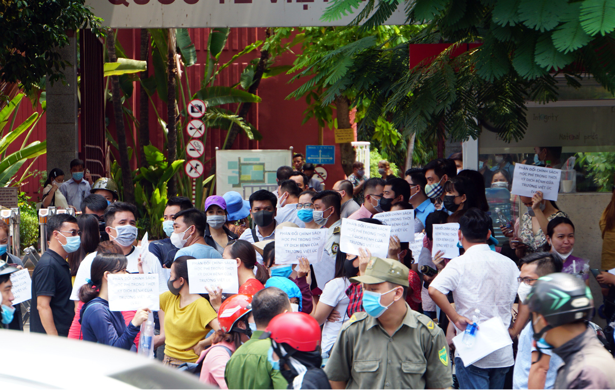 Hàng trăm phụ huynh kéo đến trường Việt Úc phản đối chính sách thu học phí