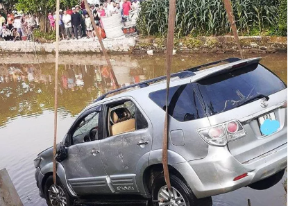 Danh tính nạn nhân tử vong trong xe ô tô 7 chỗ bất ngờ lao xuống sông ở Nam Định