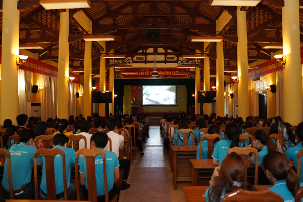 Trường Cao đẳng Công nghệ Y–Dược Việt Nam vào lăng viếng Chủ tịch Hồ Chí Minh nhân kỷ niệm 130 năm ngày sinh của Người