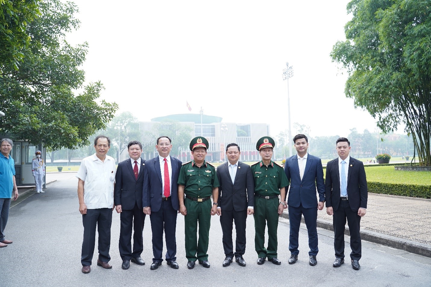 Trường Cao đẳng Công nghệ Y–Dược Việt Nam vào lăng viếng Chủ tịch Hồ Chí Minh nhân kỷ niệm 130 năm ngày sinh của Người