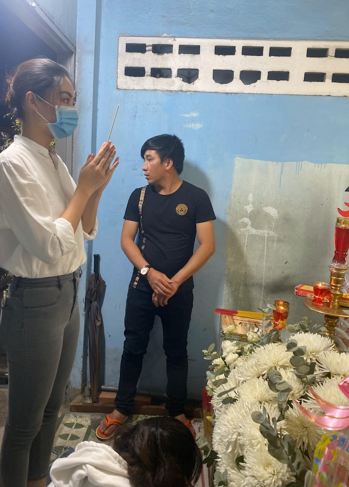 Hoa hậu Lương Thùy Linh đến viếng học sinh tử vong vì cây phượng đổ