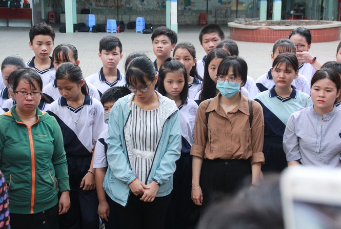 Linh cữu nam sinh Trường THCS Bạch Đằng đi qua trường học, bạn bè bật khóc tiễn biệt