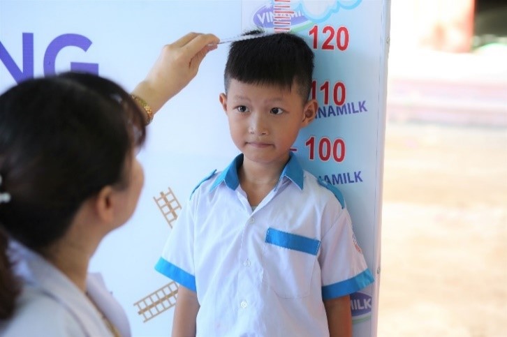 Vinamilk mang niềm vui uống sữa đến với trẻ em Quảng Nam thông qua qũy sữa vươn cao Việt Nam và chương trình sữa học đường