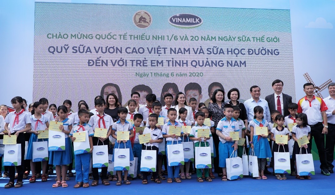 Vinamilk mang niềm vui uống sữa đến với trẻ em Quảng Nam thông qua qũy sữa vươn cao Việt Nam và chương trình sữa học đường