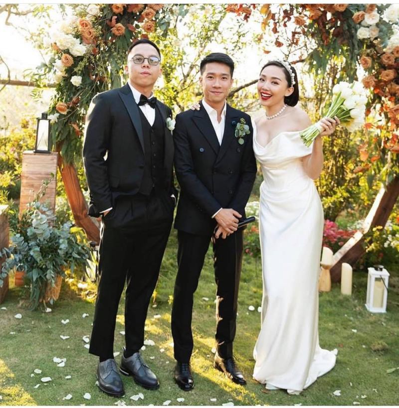 Hé lộ bức ảnh cưới độc lạ 'chất phát ngất' của vợ chồng Tóc Tiên - Hoàng Touliver