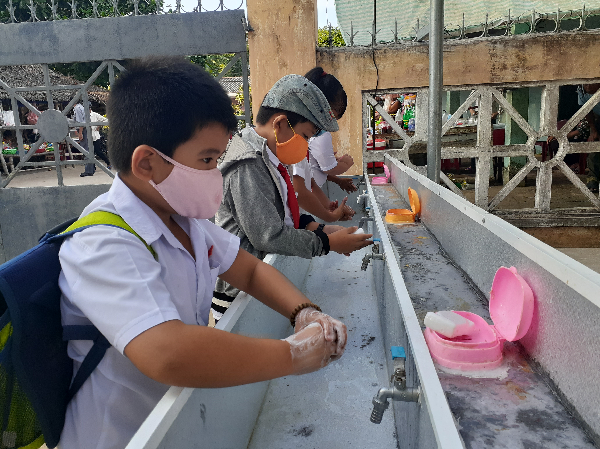 Niềm vui nhân đôi của trẻ em Trà Vinh: Quay lại trường và uống sữa học đường