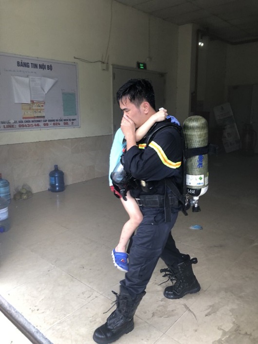 Hà Nội: Mở thang máy giải cứu 4 người mắc kẹt trong đám cháy chung cư