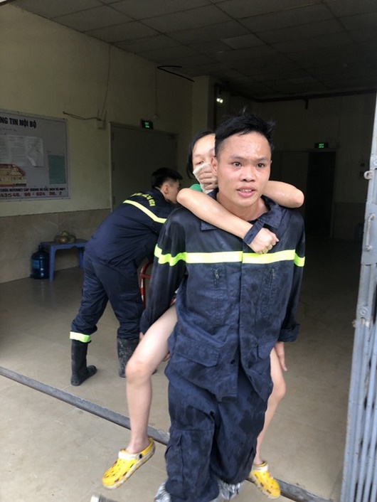 Hà Nội: Mở thang máy giải cứu 4 người mắc kẹt trong đám cháy chung cư