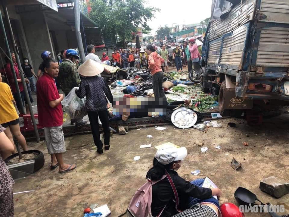 Xe tải lao thằng vào chợ, tông 3 người tử vong ở Đắk Nông