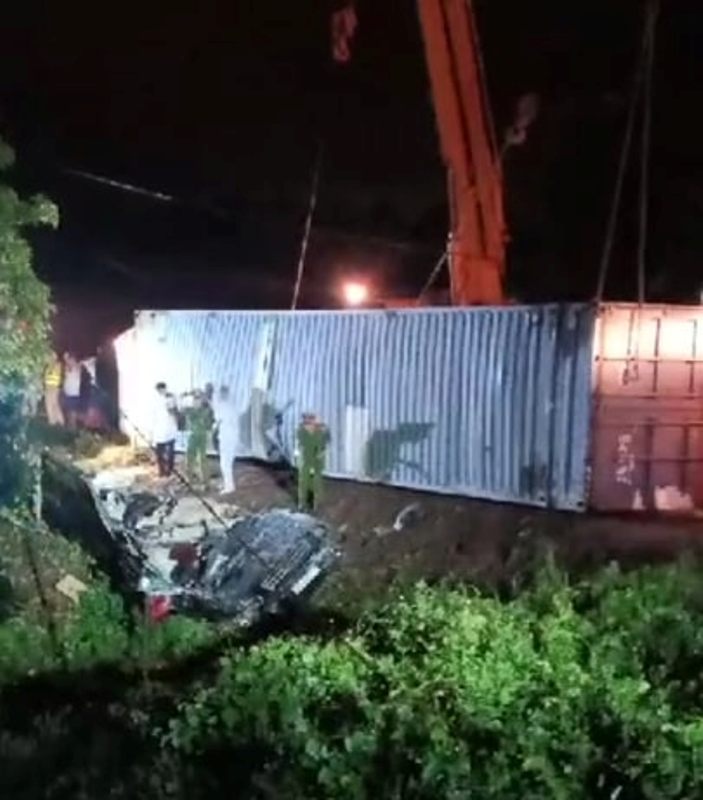 Quảng Ninh: Xe container đè bẹp xe 16 chỗ,  ít nhất 3 người tử vong