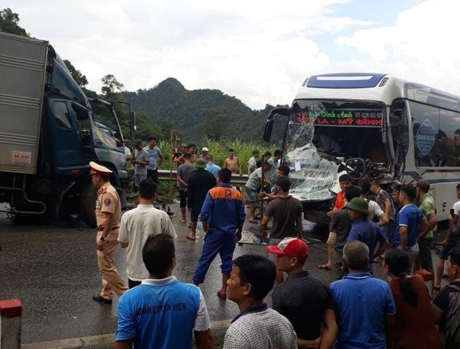 Hai vụ tai nạn liên tiếp trong 10 phút ở đèo Thung Khe, Hòa Bình khiến 5 người trọng thương