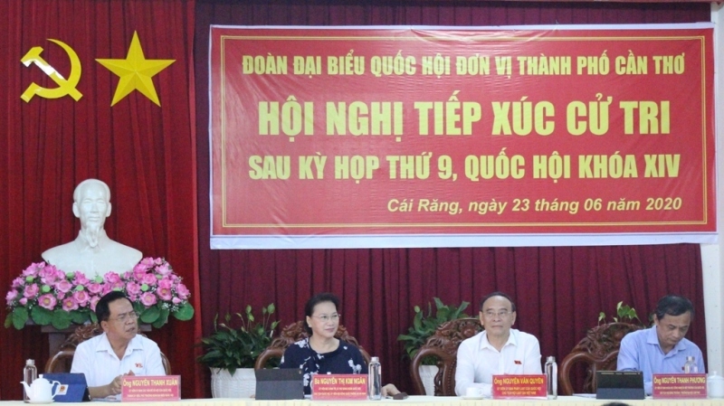 Chủ tịch hội Luật gia Việt Nam cùng đoàn đại biểu Quốc hội tiếp xúc cử tri tại Cần Thơ