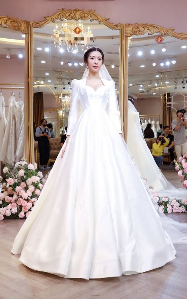 Á hậu Thúy Vân đẹp kiêu sa trong bộ váy cưới trước hôn lễ