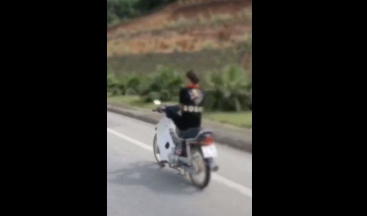 Lời khai của nữ sinh 15 tuổi điều khiển xe máy bằng chân ở Tuyên Quang