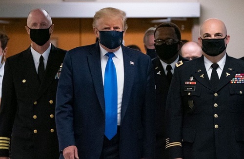 Tổng thống Trump lần đầu đeo khẩu trang nơi công cộng