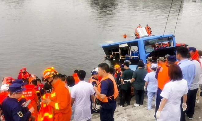 Hé lộ nguyên nhân xe bus lao xuống hồ khiến 21 người chết tại Trung Quốc