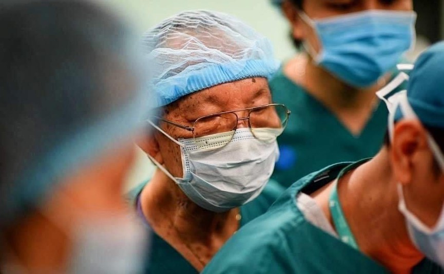 Phẫu thuật tách cặp song sinh: 5 ê-kip bác sĩ đổi ca liên tục