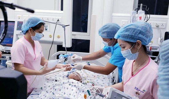 Thủ tướng Nguyễn Xuân Phúc chúc mừng êkip phẫu thuật tách rời cặp song sinh