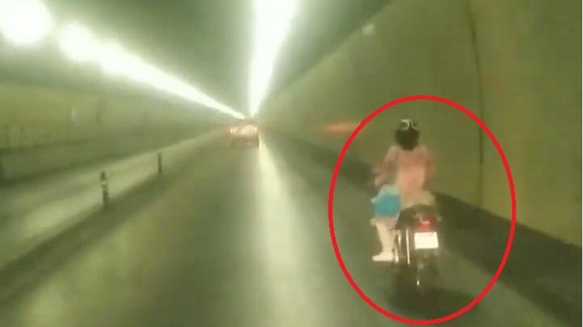 Truy tìm người phụ nữ liều lĩnh chạy xe máy qua hầm Hải Vân