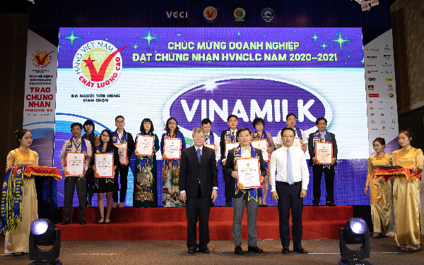 Vinamilk liên tiếp được đánh giá thuộc top công ty kinh doanh hiệu quả nhất Việt Nam