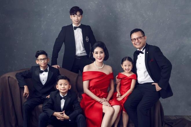 Hoa hậu Hà Kiều Anh khoe ảnh gia đình nhân dịp kỷ niệm 13 năm ngày cưới