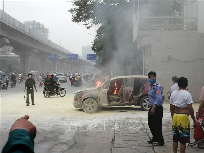 Hà Nội: Ô tô bất ngờ phát hỏa, cháy rụi trước cửa cây xăng