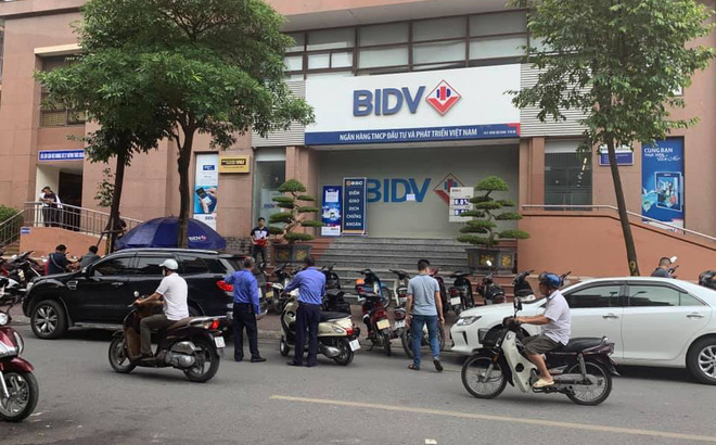 Truy tìm 2 tên nổ súng, cướp ngân hàng tại Hà Nội