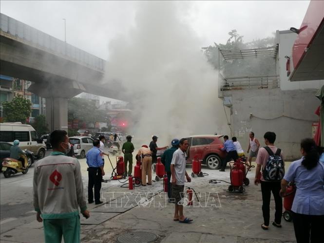 Hà Nội: Ô tô bất ngờ phát hỏa, cháy rụi trước cửa cây xăng