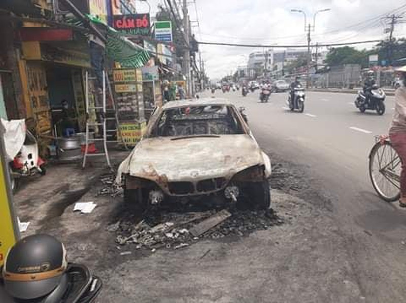 Xe BMW trơ khung sắt sau 2 lần bốc cháy giữa đêm ở Sài Gòn