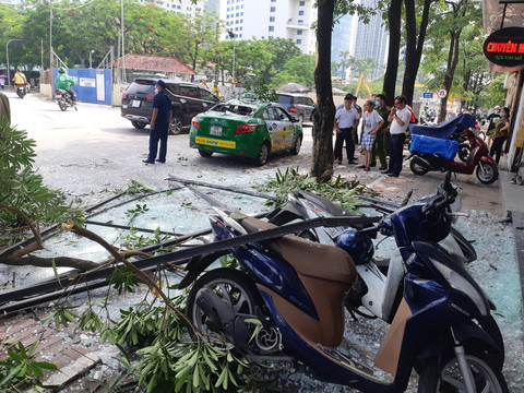 Hà Nội: Nổ lớn tại đường Kim Mã, kính văng thủng xe taxi đang đi trên đường