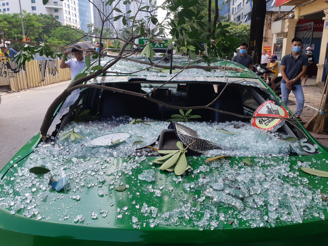 Hà Nội: Nổ lớn tại đường Kim Mã, kính văng thủng xe taxi đang đi trên đường