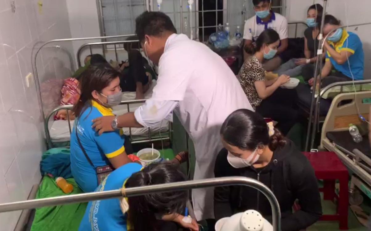 Hàng chục công nhân nhập viện cấp cứu sau khi ăn bánh mì