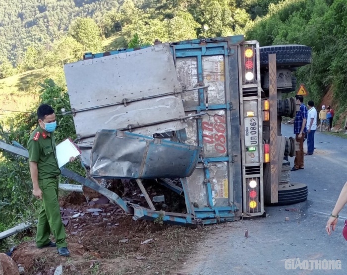 Xe tải bị lật khi đổ đèo, 2 mẹ con tử vong tại chỗ