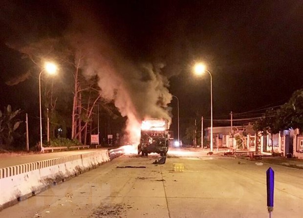 Gia Lai: Xe khách bốc cháy trong đêm, 21 người kịp thời thoát nạn