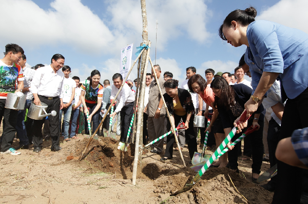 Vinamilk và quỹ 1 triệu cây xanh cho Việt Nam trồng cây tại nhiều địa danh lịch sử